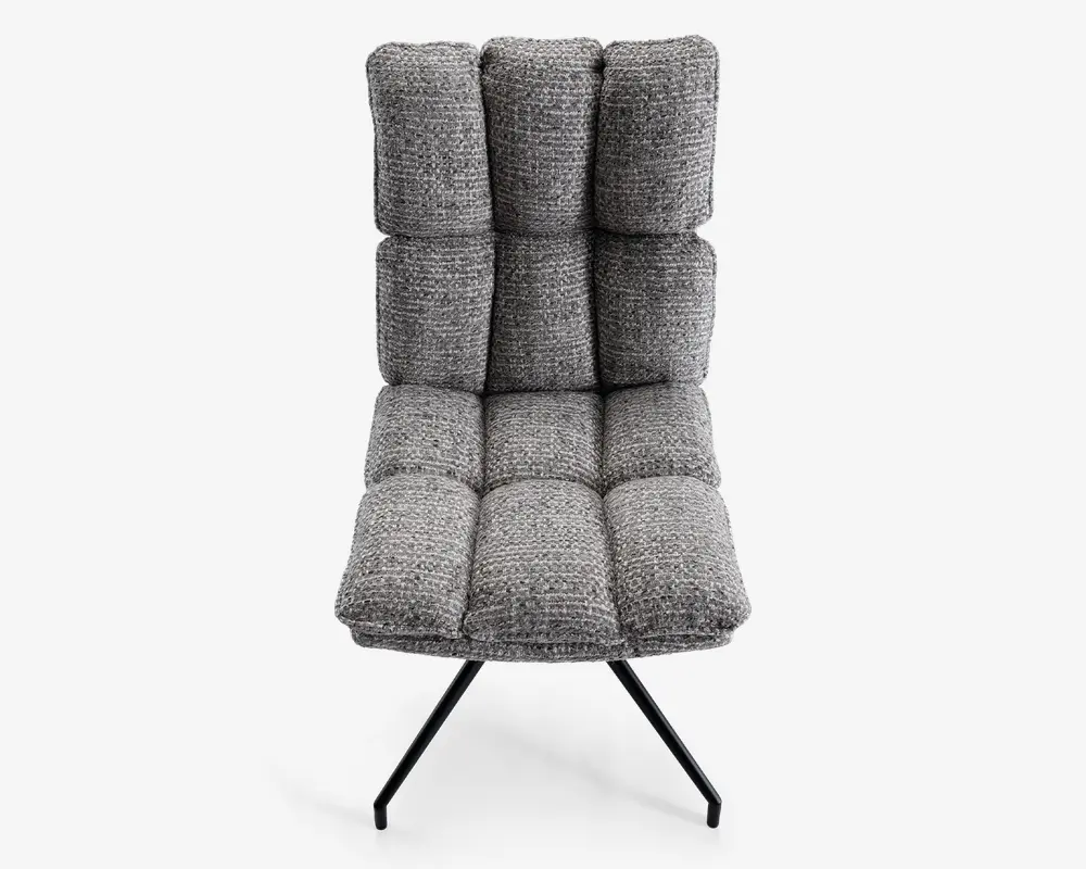 Stol med høj ryg og moderne design, betrukket med gråt, tekstureret stof. Sædet og ryglænet er opdelt i store, kvadratiske, polstrede sektioner for ekstra komfort og et stilfuldt udtryk. Stolen står på en sort metalbase med skråtstillede ben, hvilket giver stabilitet og et moderne udseende.