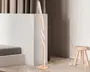 Høj, moderne gulvlampe med slankt, buet design. Lampen har en lys træfinish og en unik snoet LED-stribe, der løber lodret langs lampens længde og skaber en skulpturel effekt. Den står på en rund, flad fod og har et minimalistisk udtryk, der passer til moderne indretning.
