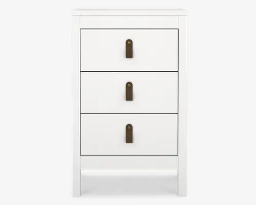 En hvid kommode med tre skuffer i et minimalistisk design. Hver skuffe har et enkelt lodret brunt lædergreb med en guldfarvet nitte øverst, placeret midt på skuffefronten. Kanterne er lige og rene, og benene er let tilspidsede, hvilket giver møblet et moderne og stilrent udtryk.