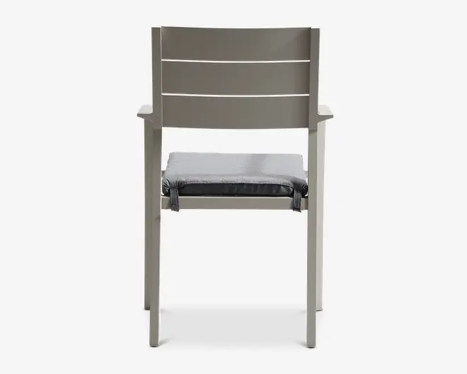 Stol med lige, lamelryg og armlæn, set bagfra. Stellet er lysegråt, og sædet har en aftagelig, polstret pude i en mørkere grå nuance, fastgjort med stropper.