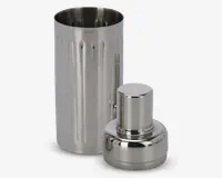 En blank, cylindrisk beholder af rustfrit stål med lodrette riller langs siderne. Beholderen er åben i toppen, og ved siden af står et matchende låg med en glat, rund form og gevind for sikker lukning. Den polerede metaloverflade giver et moderne og stilrent udtryk.