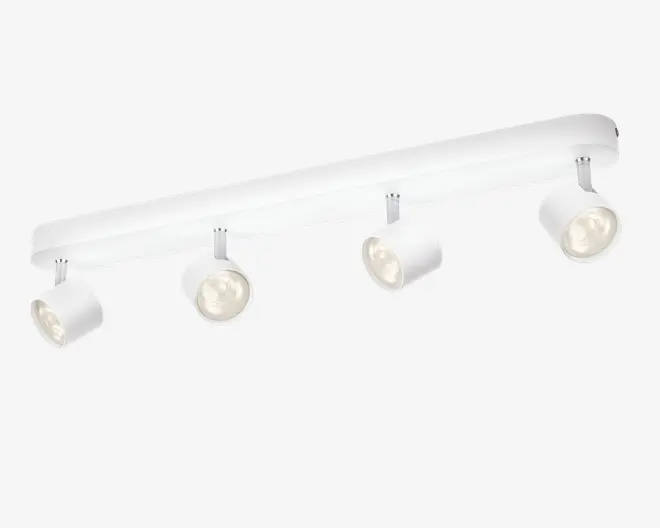 Hvid lineær loftlampe med fire justerbare spothoveder på en lang rektangulær skinne, vist på sort baggrund.