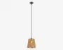 Loftlampe med en lang, sort metalstang og en lampeskærm flettet i naturfarvet rattan. Skærmen har et lagdelt, cylindrisk design med synlige mellemrum mellem rattanstrimlerne, hvilket giver et varmt og tekstureret lys. Lampen kombinerer moderne og rustikke elementer og passer til mange forskellige indretninger.