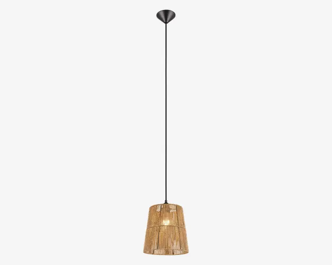 Loftlampe med en lang, sort metalstang og en lampeskærm flettet i naturfarvet rattan. Skærmen har et lagdelt, cylindrisk design med synlige mellemrum mellem rattanstrimlerne, hvilket giver et varmt og tekstureret lys. Lampen kombinerer moderne og rustikke elementer og passer til mange forskellige indretninger.