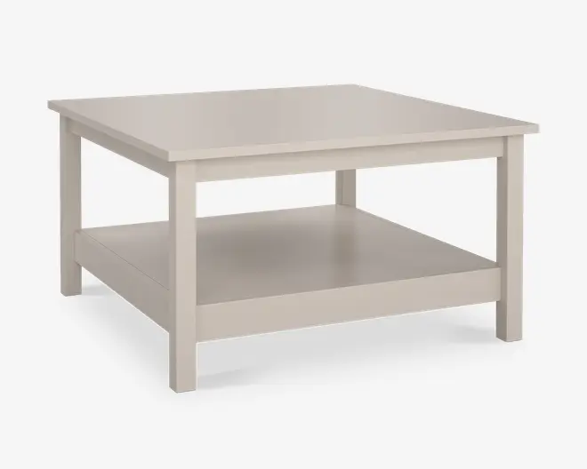 Firkantet bord med en glat, flad bordplade og en lavere hylde til ekstra opbevaring. Bordet har fire solide, lige ben og et enkelt, minimalistisk design med en lys, neutral farve. Den nederste hylde er rummelig og placeret tæt på gulvet, hvilket gør den velegnet til opbevaring af bøger, magasiner eller pyntegenstande.