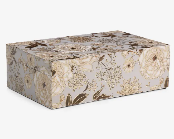 Rektangulær æske med hængslet låg, dekoreret med et elegant blomstermønster i nuancer af creme, beige og brun. Overfladen er prydet med detaljerede illustrationer af store blomstrende blomster og blade, hvilket giver et vintage og sofistikeret udtryk. Æsken har skarpe kanter og en glat finish, velegnet til dekoration eller opbevaring.