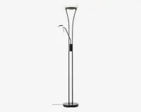 Høj, moderne gulvlampe med sort metalfod og stang. Lampen har to lyskilder: en stor, opadrettet skålformet lampe øverst til generel belysning og en mindre, justerbar læselampe med buet arm placeret halvvejs oppe på stangen. Begge lamper har hvide diffusere for blødt lys. Der er en fodkontakt på ledningen for nem betjening.