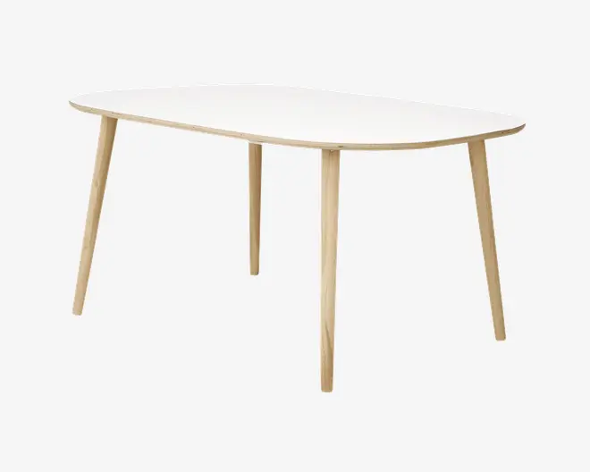 Et moderne bord med en glat, hvid, let afrundet rektangulær bordplade og fire skråtstillede ben i lyst træ. Designet er minimalistisk med rene linjer og en slank profil, velegnet til moderne indretning.