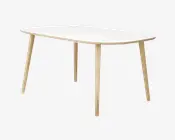 Et moderne bord med en glat, hvid, let afrundet rektangulær bordplade og fire skråtstillede ben i lyst træ. Designet er minimalistisk med rene linjer og en slank profil, velegnet til moderne indretning.