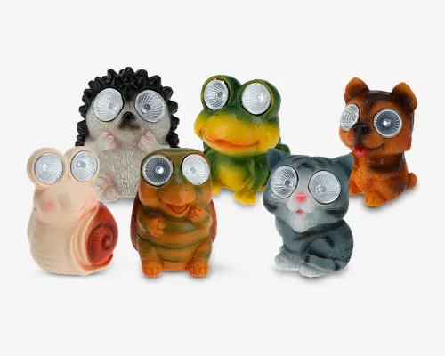 En samling havedekorationer formet som dyr, hver med store, runde, sølvfarvede reflekterende øjne, der ligner solcellelamper. Sættet inkluderer figurer, der ligner et pindsvin, en frø, en snegl, en skildpadde, en kat og en delvist skjult bjørn. Hver figur er malet i klare, naturtro farver og har et finurligt, tegneserieagtigt udtryk. Øjnene er meget iøjnefaldende og ser ud til at fungere som lyskilder, hvilket gør disse dekorationer velegnede til udendørs belysning.