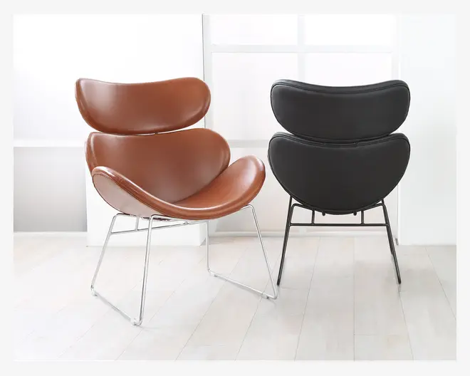 To moderne stole med buede, vingeformede ryglæn og sæder, polstret med glat læder. Den ene stol er brun, og den anden er sort. Begge har slanke ben i krommetal med et minimalistisk design. Stolene har et karakteristisk dobbeltlag på ryglæn og sæde for ekstra komfort og stil.