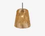 Hængelampe med cylindrisk skærm lavet af naturligt flettet rattan. Det åbne fletdesign lader lyset sive igennem og skaber en varm og indbydende glød. Skærmen har en dobbeltlagsstruktur med lodrette rattanstrimler og hænger i en sort ledning. Perfekt til at tilføje et rustikt eller bohemeagtigt præg til indretningen.