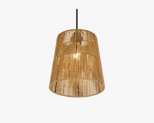 Hængelampe med cylindrisk skærm lavet af naturligt flettet rattan. Det åbne fletdesign lader lyset sive igennem og skaber en varm og indbydende glød. Skærmen har en dobbeltlagsstruktur med lodrette rattanstrimler og hænger i en sort ledning. Perfekt til at tilføje et rustikt eller bohemeagtigt præg til indretningen.