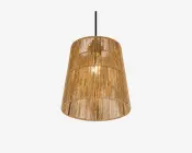 Hængelampe med cylindrisk skærm lavet af naturligt flettet rattan. Det åbne fletdesign lader lyset sive igennem og skaber en varm og indbydende glød. Skærmen har en dobbeltlagsstruktur med lodrette rattanstrimler og hænger i en sort ledning. Perfekt til at tilføje et rustikt eller bohemeagtigt præg til indretningen.