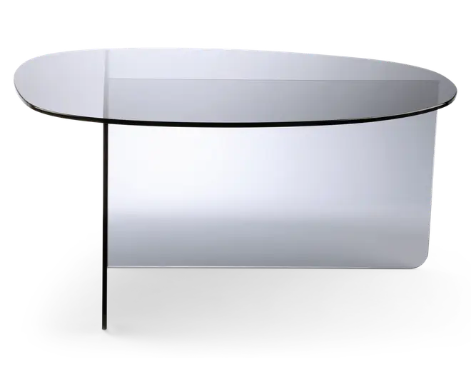 Moderne, ovalformet bord med en klar glasplade og en elegant, buet glasbase. Basen har et unikt design med én lodret kant og en rundet side, hvilket giver bordet et minimalistisk og moderne udtryk. De transparente materialer skaber et let og stilfuldt look, der passer til moderne indretning.