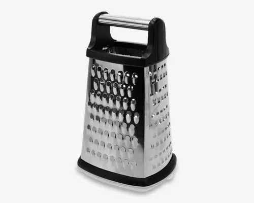 Rivejern i rustfrit stål med fire sider, hver med forskellige riveflader til grov, mellem, fin og skivefunktion. Rivejernet har et solidt, ergonomisk håndtag øverst for et behageligt greb samt en skridsikker gummibase for stabilitet under brug. Overfladerne er polerede og nemme at rengøre.