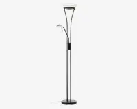 Høj, moderne gulvlampe med sort metalfinish og rund base for stabilitet. Lampen har to lyskilder: en stor, opadrettet hovedlampe øverst og en mindre, justerbar læselampe monteret på siden. Begge lamper har matterede hvide skærme, der giver blødt lys. Lampen har en synlig ledning og en kontrolknap på hovedstangen.