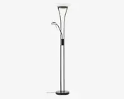 Høj, moderne gulvlampe med sort metalfinish og rund base for stabilitet. Lampen har to lyskilder: en stor, opadrettet hovedlampe øverst og en mindre, justerbar læselampe monteret på siden. Begge lamper har matterede hvide skærme, der giver blødt lys. Lampen har en synlig ledning og en kontrolknap på hovedstangen.