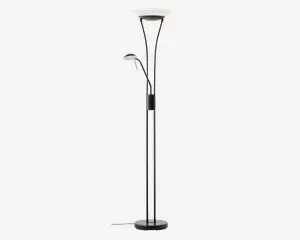 Høj, moderne gulvlampe med sort metalfinish og rund base for stabilitet. Lampen har to lyskilder: en stor, opadrettet hovedlampe øverst og en mindre, justerbar læselampe monteret på siden. Begge lamper har matterede hvide skærme, der giver blødt lys. Lampen har en synlig ledning og en kontrolknap på hovedstangen.