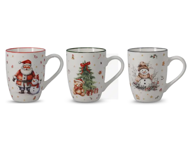Sæt med tre keramikkrus, hver med et unikt julemotiv. Det første krus har en rød kant og viser en glad julemand sammen med en snemand, omgivet af små røde snefnug. Det andet krus har en grøn kant og er dekoreret med et juletræ pyntet med en rød sløjfe, en bamse med nissehue og indpakkede gaver ved foden, samt små sukkerstokke og stjerner. Det tredje krus har en sølvkant og viser en smilende snemand med brun hat og tørklæde, omgivet af kristtorn, stjerner og sukkerstokke. Alle krus har et behageligt, buet håndtag og en blank overflade.