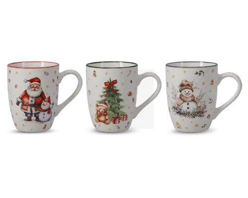 Sæt med tre keramikkrus, hver med et unikt julemotiv. Det første krus har en rød kant og viser en glad julemand sammen med en snemand, omgivet af små røde snefnug. Det andet krus har en grøn kant og er dekoreret med et juletræ pyntet med en rød sløjfe, en bamse med nissehue og indpakkede gaver ved foden, samt små sukkerstokke og stjerner. Det tredje krus har en sølvkant og viser en smilende snemand med brun hat og tørklæde, omgivet af kristtorn, stjerner og sukkerstokke. Alle krus har et behageligt, buet håndtag og en blank overflade.