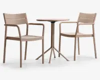 Sættet består af to armstole og et rundt bord, alle i en ensartet lys beige farve. Stolene har et moderne, minimalistisk design med let buede armlæn og vandrette lameller på ryglænet for ekstra komfort. Bordet har en slank, rund bordplade, der understøttes af en central søjle med fire skråtstillede ben for stabilitet. Materialerne virker holdbare og vejrbestandige, velegnet til både indendørs og udendørs brug.
