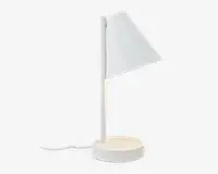 Minimalistisk hvid lampe med rund fod og slank, lodret stang. Lampen har en unik trekantet skærm, der leder lyset nedad og giver et fokuseret lys. Strømledningen går ud fra bunden, og det samlede design er stilrent og moderne, velegnet til nutidige indretninger.