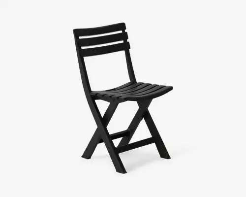 Sammenklappelig stol lavet af sort træ med lameller i sæde og ryglæn. Stolen har et enkelt, minimalistisk design med to vandrette lameller på ryglænet og buede lameller på sædet for ekstra komfort. Benene danner et X for stabilitet, og stolen kan nemt foldes sammen til opbevaring eller transport.