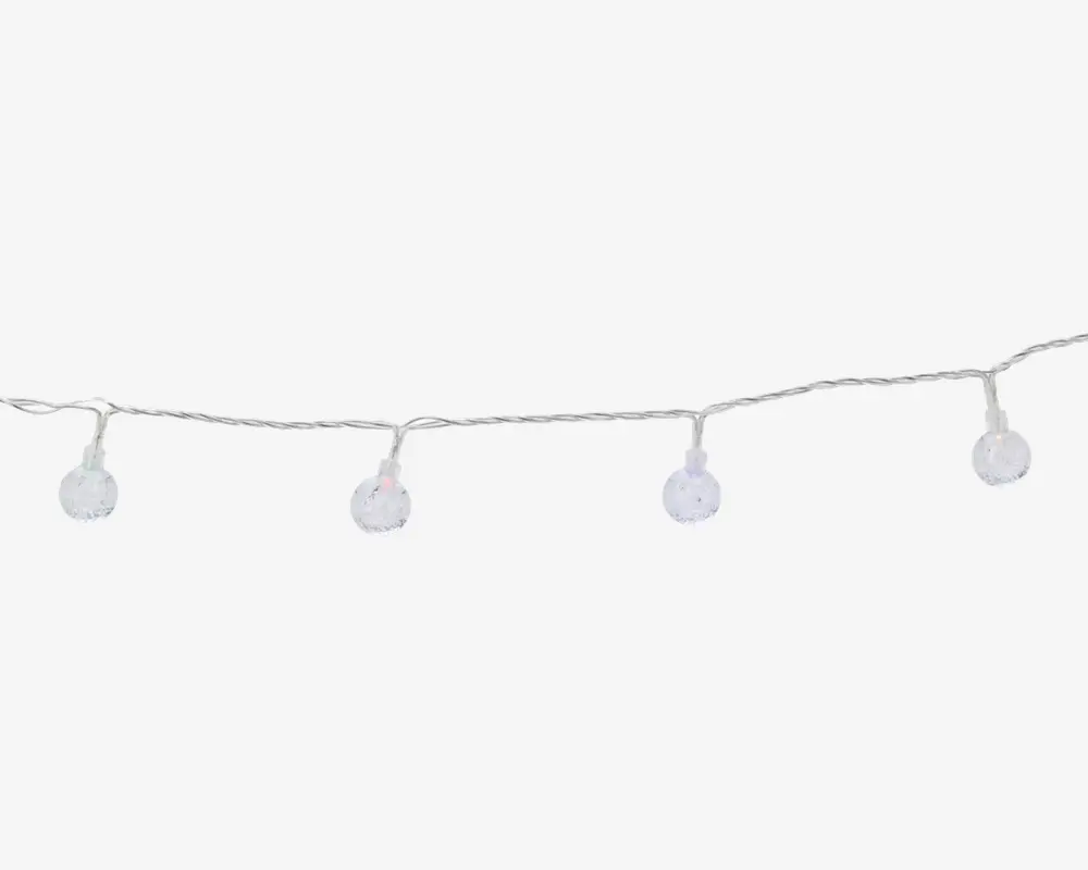 En række med fem jævnt fordelte klare, facetslebne pærer, der er fastgjort til en tynd, gennemsigtig ledning. Hver pære er formet som en lille krystal, hvilket giver et dekorativt og elegant udseende. Ledningen er let og fleksibel, velegnet til ophængning eller dekoration i forskellige omgivelser.