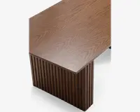 Rektangulær træoverflade med en glat, naturlig træstruktur. Den bærende side har lodrette lameller, hvilket giver et moderne og tekstureret udtryk. Designet er minimalistisk og nutidigt med rene linjer og en varm brun farve.