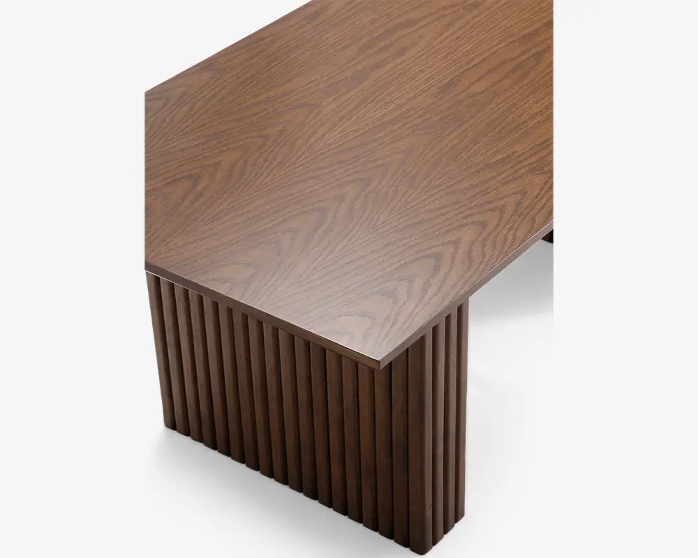 Rektangulær træoverflade med en glat, naturlig træstruktur. Den bærende side har lodrette lameller, hvilket giver et moderne og tekstureret udtryk. Designet er minimalistisk og nutidigt med rene linjer og en varm brun farve.