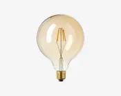 Stor, rund glaspære med klart glas og synlig filamentstruktur indeni, bestående af to lodrette LED-filamenter. Pæren har en standard skruefatning med metallisk finish. Glasset har et let ravfarvet skær, hvilket giver et vintage eller varmt udseende, velegnet til dekorativ belysning.