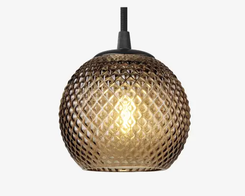 Rund pendellampe med en tekstureret glasskærm i varm ravfarve og diamantmønster. Glasskærmen har et detaljeret og dekorativt udtryk, der giver et elegant look. Lampen hænger i en sort ledning og har en sort metalfatning i toppen. Lyset indeni udsender en blød, varm glød, som fremhæver glassets mønster.