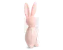 En blød, lyserød kaninfigur med lange opretstående ører og en glat, rund krop. Kaninen har minimale ansigtstræk og er pyntet med en fin hvid satinbånd, der er bundet i en sløjfe omkring halsen.