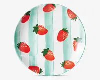 Rund tallerken med et legende design, hvor lyserøde jordbær med grønne blade er spredt over overfladen. Baggrunden har lodrette akvablå akvarelstriber på en hvid bund, hvilket giver tallerkenen et friskt og muntert udtryk.