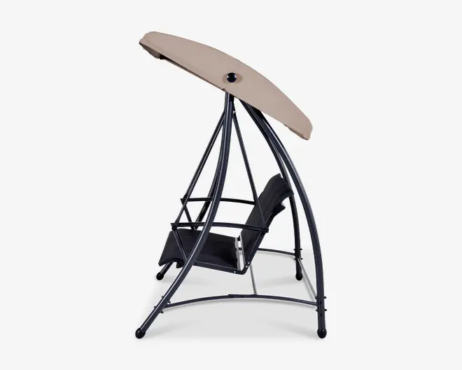 Udendørs gyngestol med moderne, buet metalstel i mørk finish. Sædet er ophængt og har sort netmateriale samt armlæn for komfort. Over sædet er der en stor, beige baldakin, der giver skygge. Det samlede design er stilrent og moderne, velegnet til have eller terrasse.
