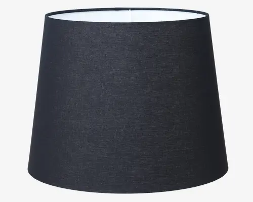 Konisk lampeskærm med mat sort stof på ydersiden og glat hvid inderside. Stoffet har en diskret vævet struktur, og skærmen er bredere forneden end foroven, hvilket giver et moderne og minimalistisk udtryk. Top- og bundkanterne er pænt afsluttede.