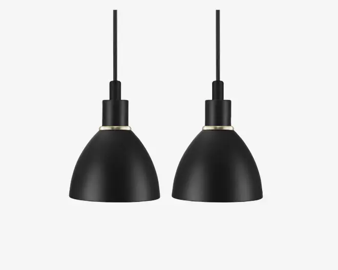 Sæt med to pendellamper med mat sorte, kuppelformede metalskærme og et minimalistisk design. Hver lampe har en glat, buet overflade og en diskret metalring øverst. Lamperne hænger i lige, sorte ledninger og har et moderne og stilrent udtryk, der passer til nutidige indretninger.