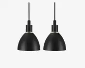 Sæt med to pendellamper med mat sorte, kuppelformede metalskærme og et minimalistisk design. Hver lampe har en glat, buet overflade og en diskret metalring øverst. Lamperne hænger i lige, sorte ledninger og har et moderne og stilrent udtryk, der passer til nutidige indretninger.