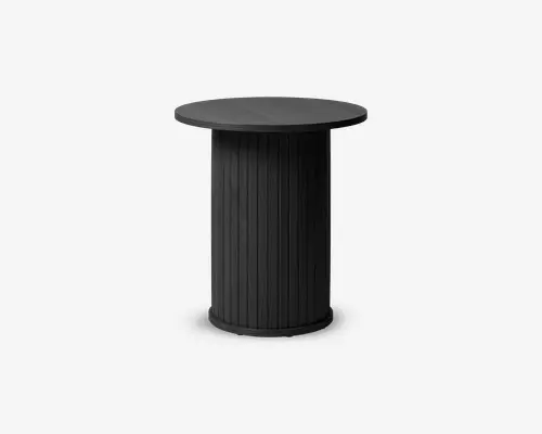 Rundt bord med en solid, cylindrisk base, der har lodrette riller for et tekstureret udseende. Bordet er helt sort med en glat, flad bordplade og et robust, moderne design. Basen er en smule bredere i bunden, hvilket giver ekstra stabilitet.