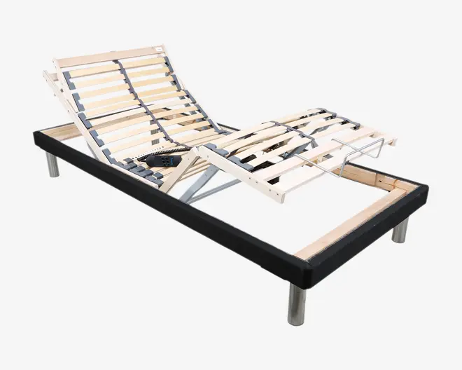 Justerbar sengebund med metal- og trælameller, der har separate sektioner til hoved- og fodende, som kan hæves eller sænkes individuelt. Rammen har en sort polstret kant og solide metalben. En ledningsforbundet fjernbetjening er synlig, hvilket indikerer motoriseret justering.