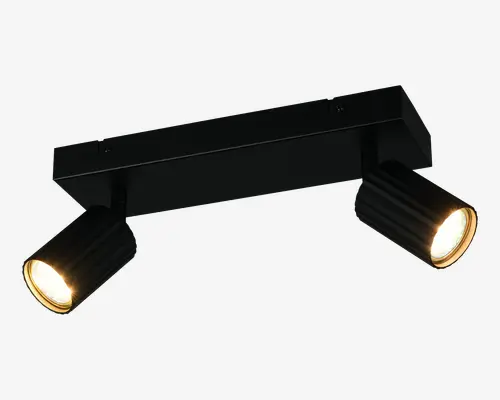 Et moderne loftmonteret armatur med to justerbare spotlys. Armaturet har en mat sort finish, og hver spot har en cylindrisk form med rillet tekstur for bedre greb og stil. Spotlysene udsender et varmt hvidt lys og kan rettes individuelt for at fremhæve bestemte områder. Den rektangulære base giver et slankt og minimalistisk udtryk, der passer til moderne indretning.