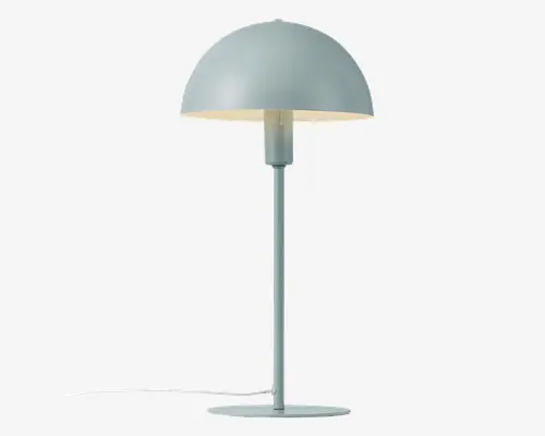Moderne bordlampe med mat lyseblå finish. Lampen har en kuppelformet metalskærm, en lige cylindrisk stang og en rund, flad fod. Designet er minimalistisk med rene linjer, velegnet til moderne indretning. Undersiden af skærmen er hvid for at forbedre lysrefleksionen.