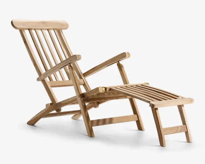 Sammenklappelig loungestol i træ med lameldesign, højt ryglæn, brede armlæn og forlænget benstøtte for ekstra komfort. Den naturlige træfinish fremhæver åretegningen, og stolens konstruktion gør den nem at transportere og opbevare.