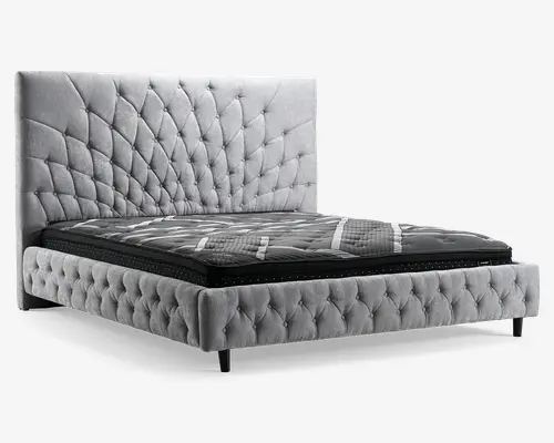 Polstret sengestel i lysegrå velour med højt, tufted sengegærde, matchende tuftede side- og fodgærde samt slanke sorte ben; madras vist ovenpå.