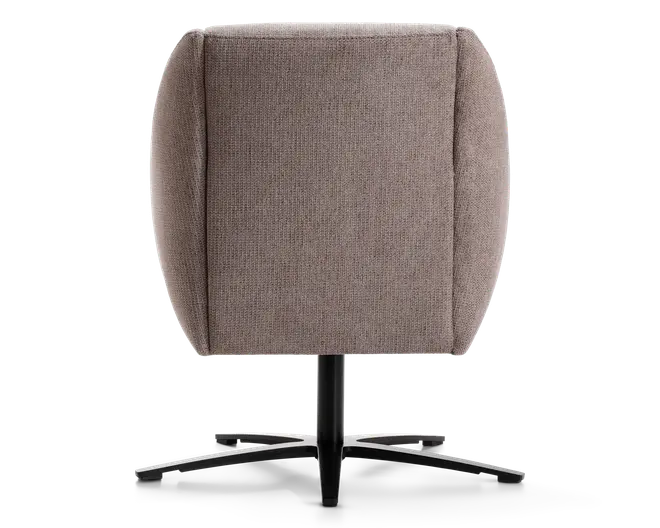 Billedet viser bagsiden af en moderne stol med et rektangulært, polstret ryglæn betrukket med lysebrunt stof. Stolen har let buede sider for ekstra komfort og støtte. Den står på en sort metalbase med fire skråtstillede ben, hvilket giver stabilitet og et moderne udtryk.