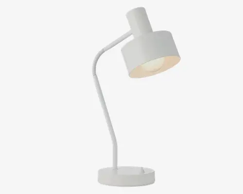 Moderne skrivebordslampe med mat hvid finish, cylindrisk lampeskærm og fleksibel, justerbar hals til at rette lyset. Lampen har en rund, stabil base og et minimalistisk design, der passer til forskellige indretninger.