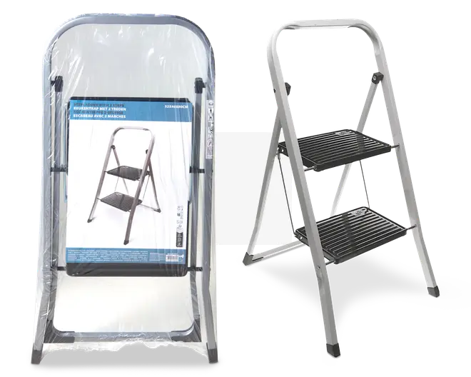 En kompakt, sammenklappelig trappestige med to brede, riflede skridsikre trin og en robust metalramme. Stigen har et buet topgreb for ekstra stabilitet og sikkerhed samt skridsikre gummifødder, der forhindrer glidning. Produktet vises både i emballage og udfoldet, hvilket fremhæver dets lette, bærbare design og nemme opbevaringsmuligheder.