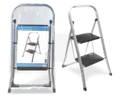 En kompakt, sammenklappelig trappestige med to brede, riflede skridsikre trin og en robust metalramme. Stigen har et buet topgreb for ekstra stabilitet og sikkerhed samt skridsikre gummifødder, der forhindrer glidning. Produktet vises både i emballage og udfoldet, hvilket fremhæver dets lette, bærbare design og nemme opbevaringsmuligheder.