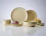 Et sæt cremefarvet keramikservice med blank overflade, bestående af to store tallerkener, en mellemstor skål, en lille skål, to krus og en sidetallerken. Delene har en diskret mørk kant og et glat, minimalistisk design. Sættet er arrangeret på en reflekterende overflade, hvilket fremhæver dets elegante og moderne udseende.